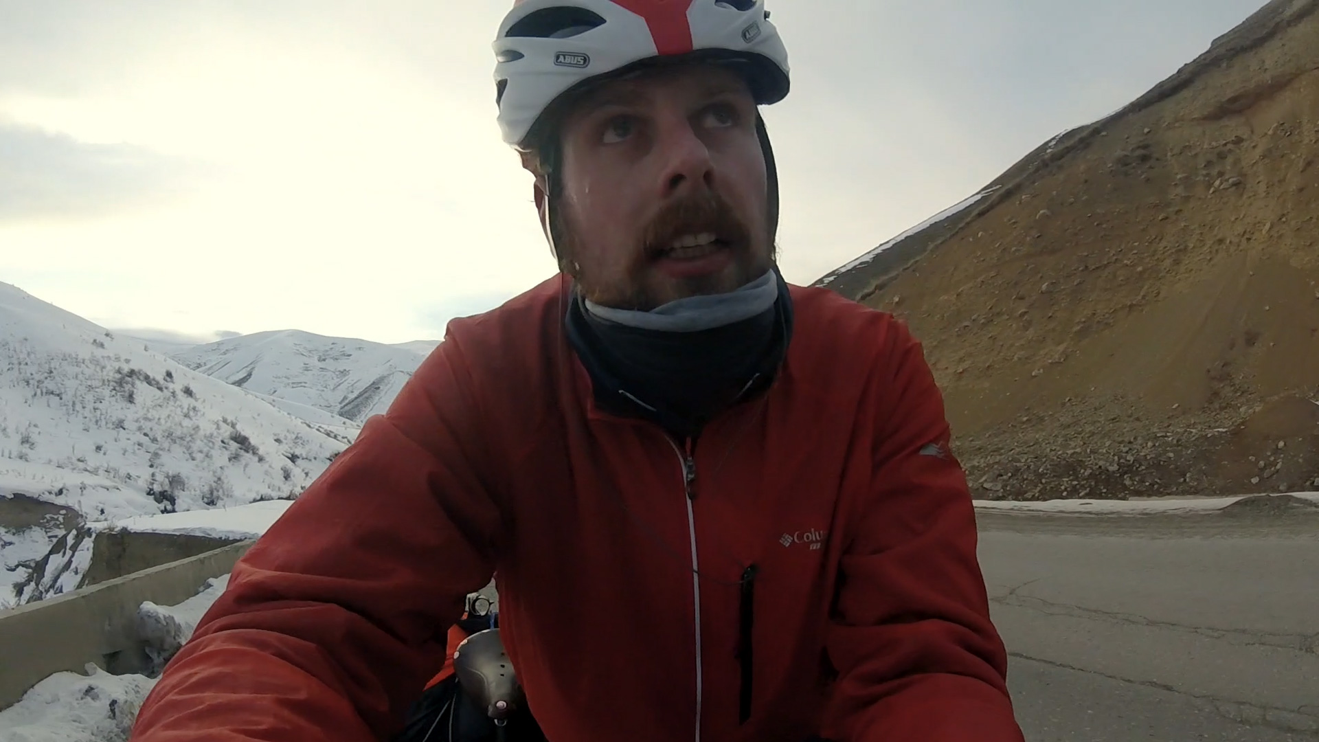 Verplant – Wie zwei Typen versuchen, mit dem Rad nach Vietnam zu fahren. Ihre Route führt durch schneebedeckte Berge.