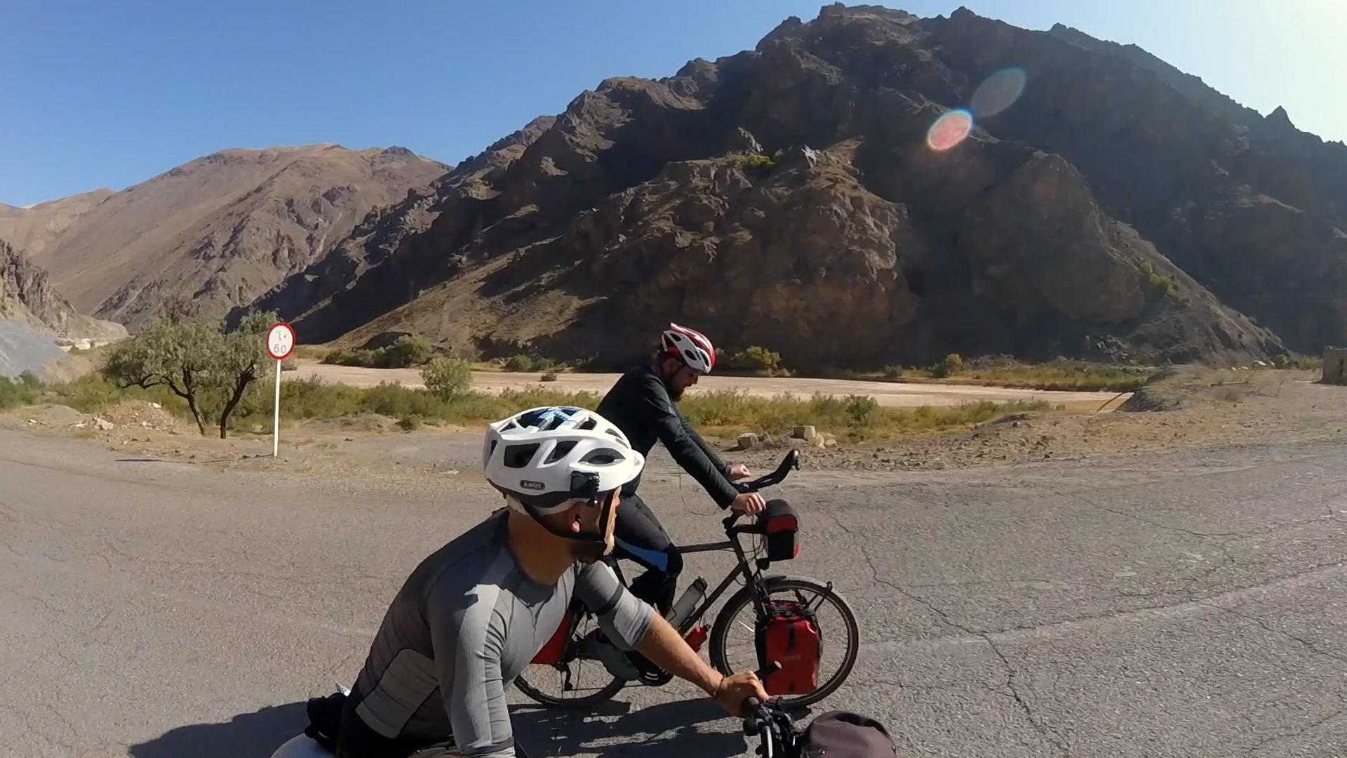 Verplant – Wie zwei Typen versuchen, mit dem Rad nach Vietnam zu fahren. Otti und Keule fahren an hohen Felsen vorbei.